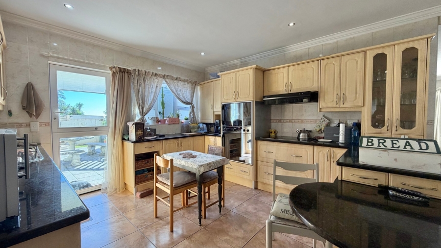 5 Bedroom Property for Sale in Mountainside Western Cape